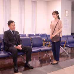 小木茂光、田辺桃子（「癒やしのお隣さんには秘密がある」第13話より（C）日本テレビ