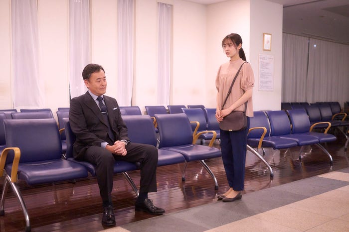 小木茂光、田辺桃子(「癒やしのお隣さんには秘密がある」第13話より(C)日本テレビ