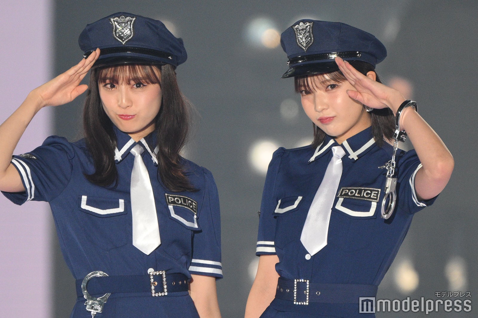 大友花恋＆田中芽衣、警官コスプレで美脚ちらり 敬礼ポーズ決める【関西コレクション 2024 A／W】