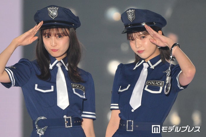 大友花恋＆田中芽衣、警官コスプレで美脚ちらり 敬礼ポーズ決める【関西コレクション 2024 A／W】