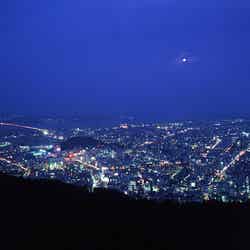「眉山ロープウェイ」終着点から見渡す夜景／提供写真