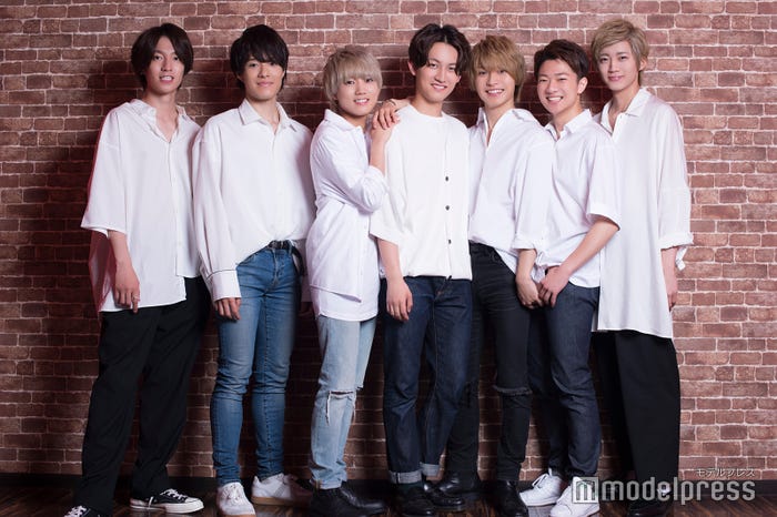 (左から)森田美勇人、真田佑馬、安井謙太郎、萩谷慧悟、阿部顕嵐、諸星翔希、長妻怜央(C)モデルプレス