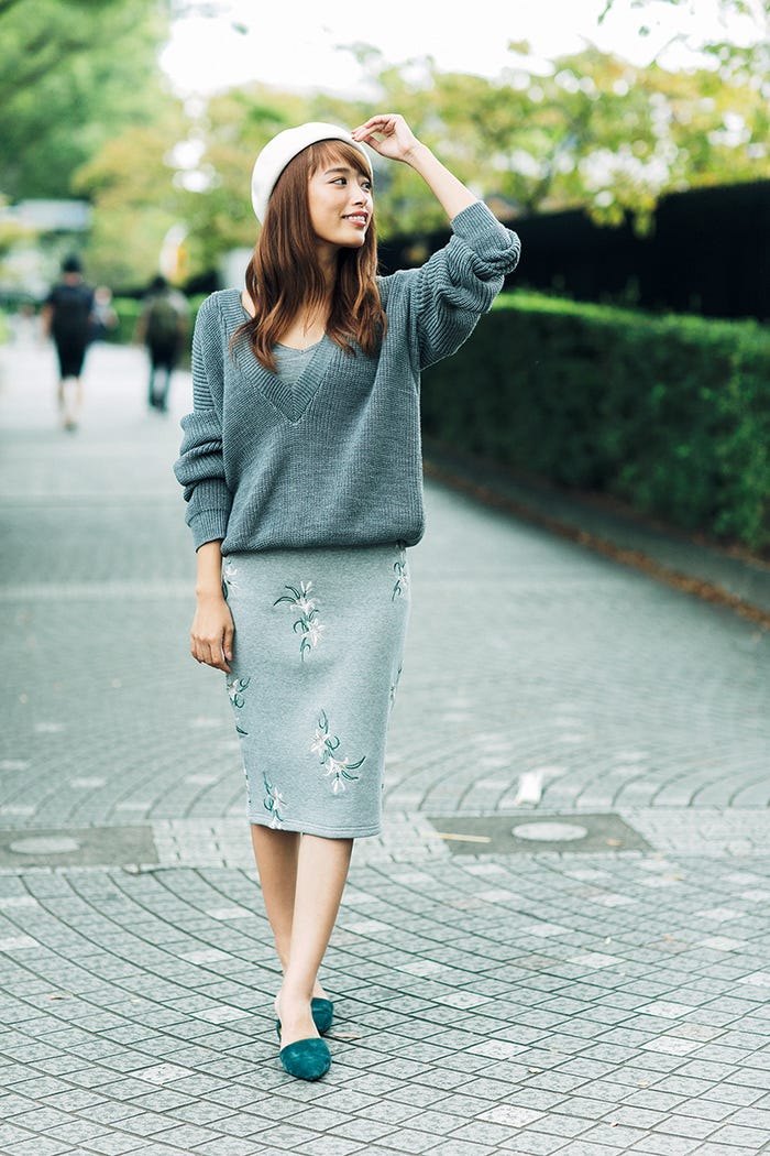 ボリュームニットの“甘コーデ”(画像提供:セブン&アイ出版)