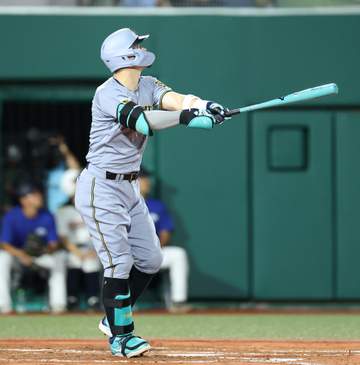 阪神 佐藤輝明が球団史上初の球宴3戦連発！逆方向への美しい放物線に富山のスタンドが騒然 王貞治＆清原和博らに並ぶ快挙