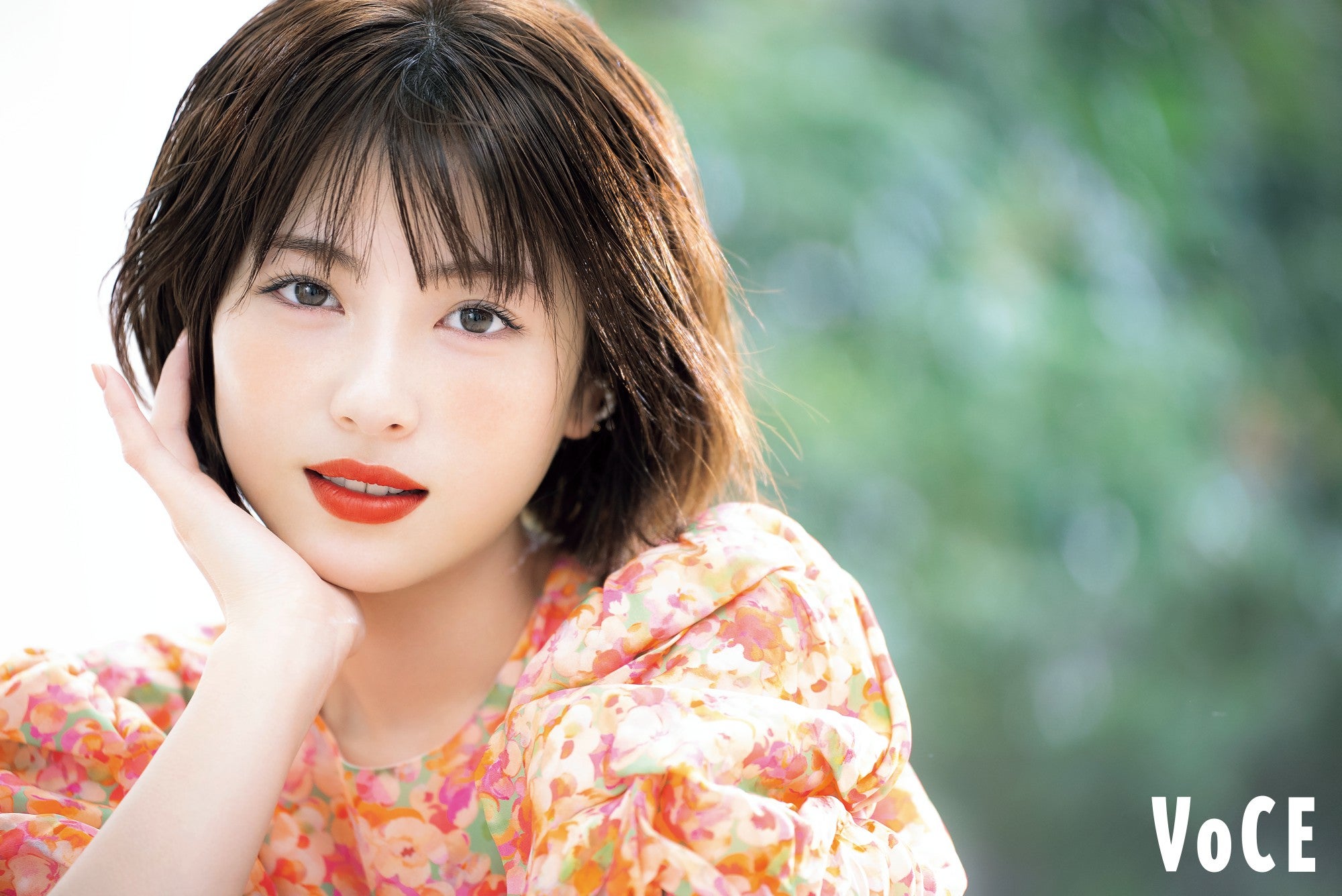 浜辺美波、リップで魅せる 心躍る春顔披露