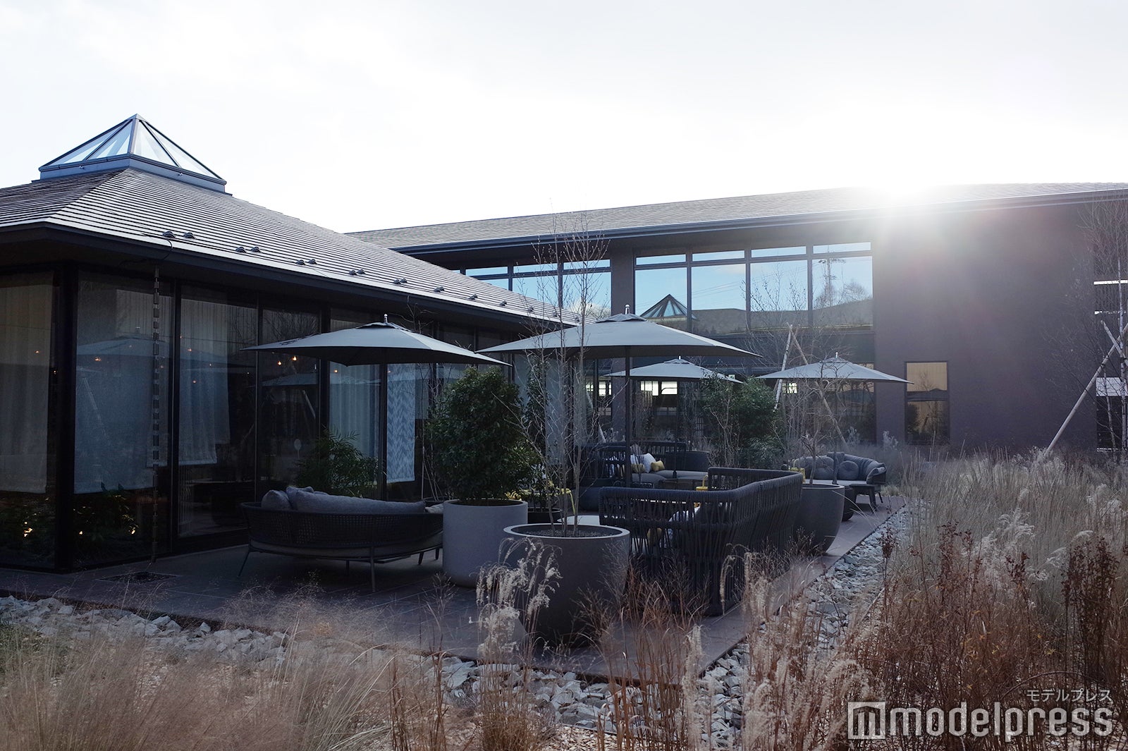 ふふラウンジから出入りできるテラス／ふふ 軽井沢 陽光の風（C）モデルプレス