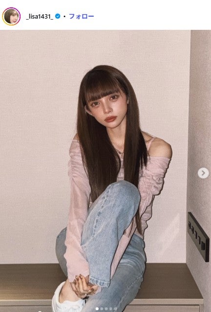 広島カープ小園海斗選手の妻・渡辺リサ、ボディライン際立つぴったりトップス姿「スタイル神すぎる」「お人形さんみたい」の声