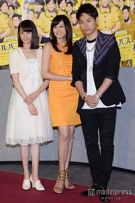 （左から）トリンドル玲奈、藤原紀香、山下健二郎