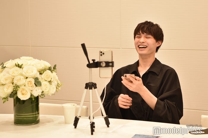 大笑い(C)モデルプレス