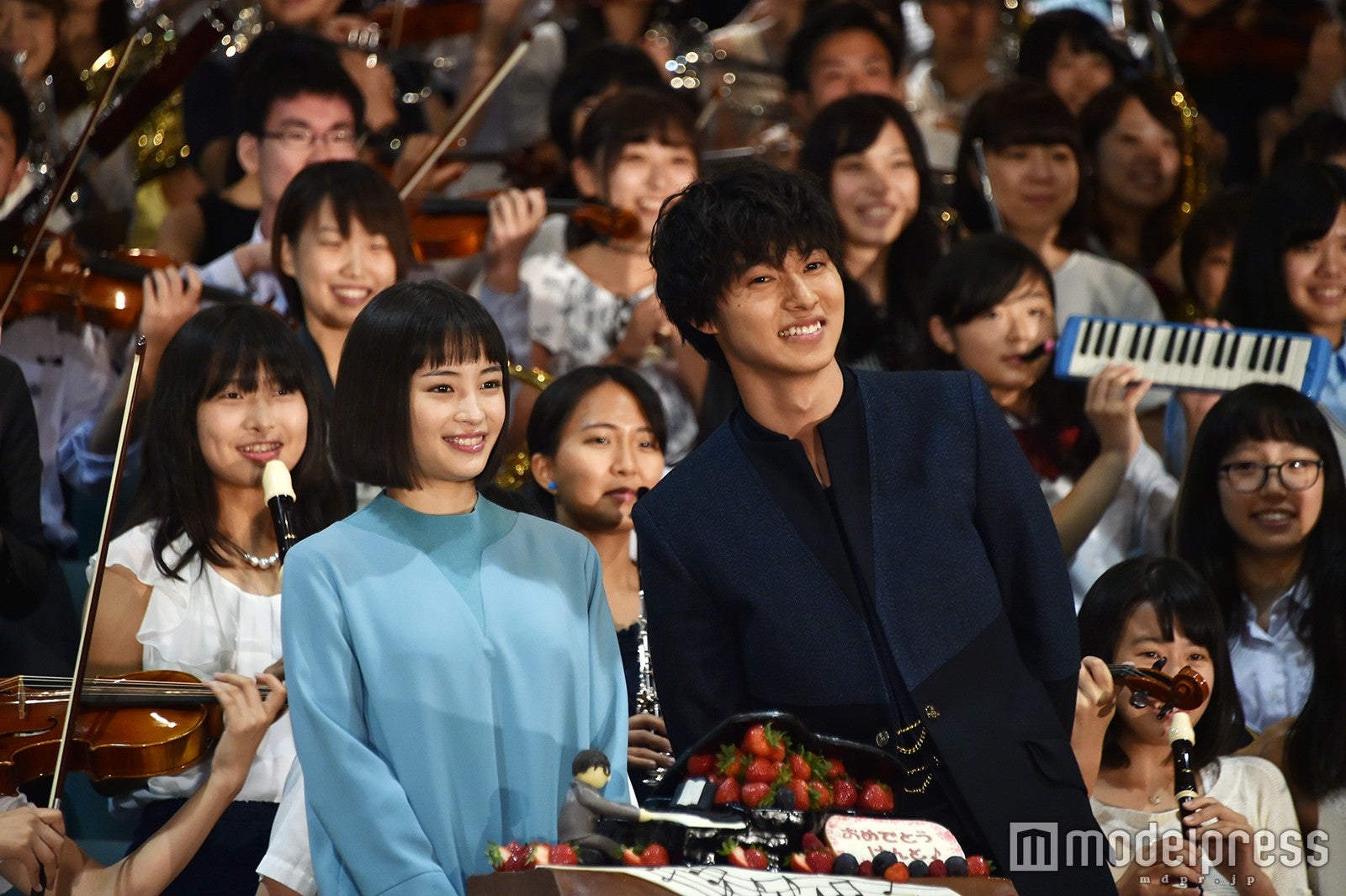 （左から）広瀬すず、山崎賢人（C）モデルプレス