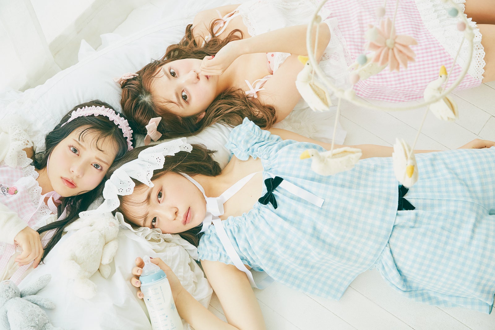 （左から）＝LOVE・齊藤なぎさ、なえなの、佐藤ノア　「LARME」047 Winterより（提供写真）