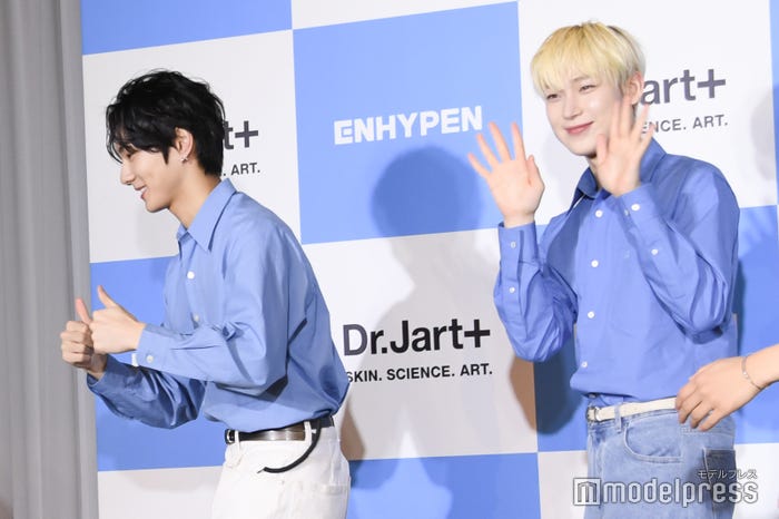 降壇するラスト1秒まで報道陣へポーズを決めてくれるJUNGWON(ジョンウォン)、SUNOO(ソヌ)(C)モデルプレス