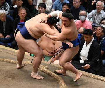 大の里が藤ノ川を破って独走状態に！1敗＆単独トップキープ 3人の2敗力士が全滅