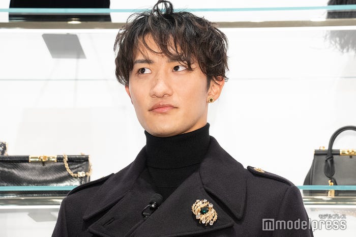 「ギフトを贈りたい相手は?」と聞かれ考える岩本照(C)モデルプレス