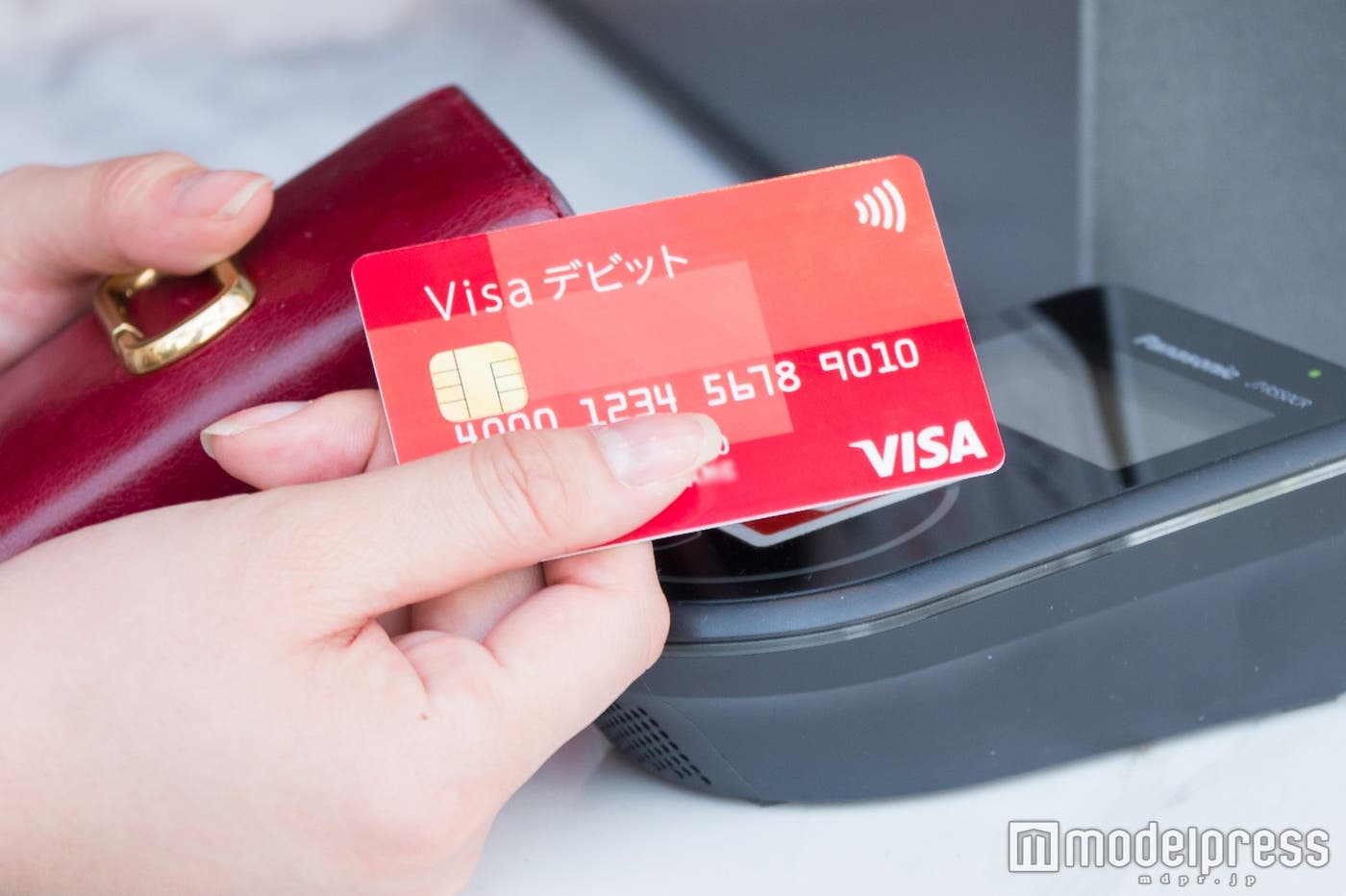 タッチするだけでラクラク会計(C)モデルプレス