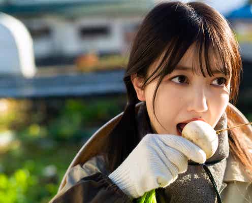 乃木坂46久保史緒里、“ばあちゃんの畑”で野菜にかぶりつく 農作業服姿披露<交差点>