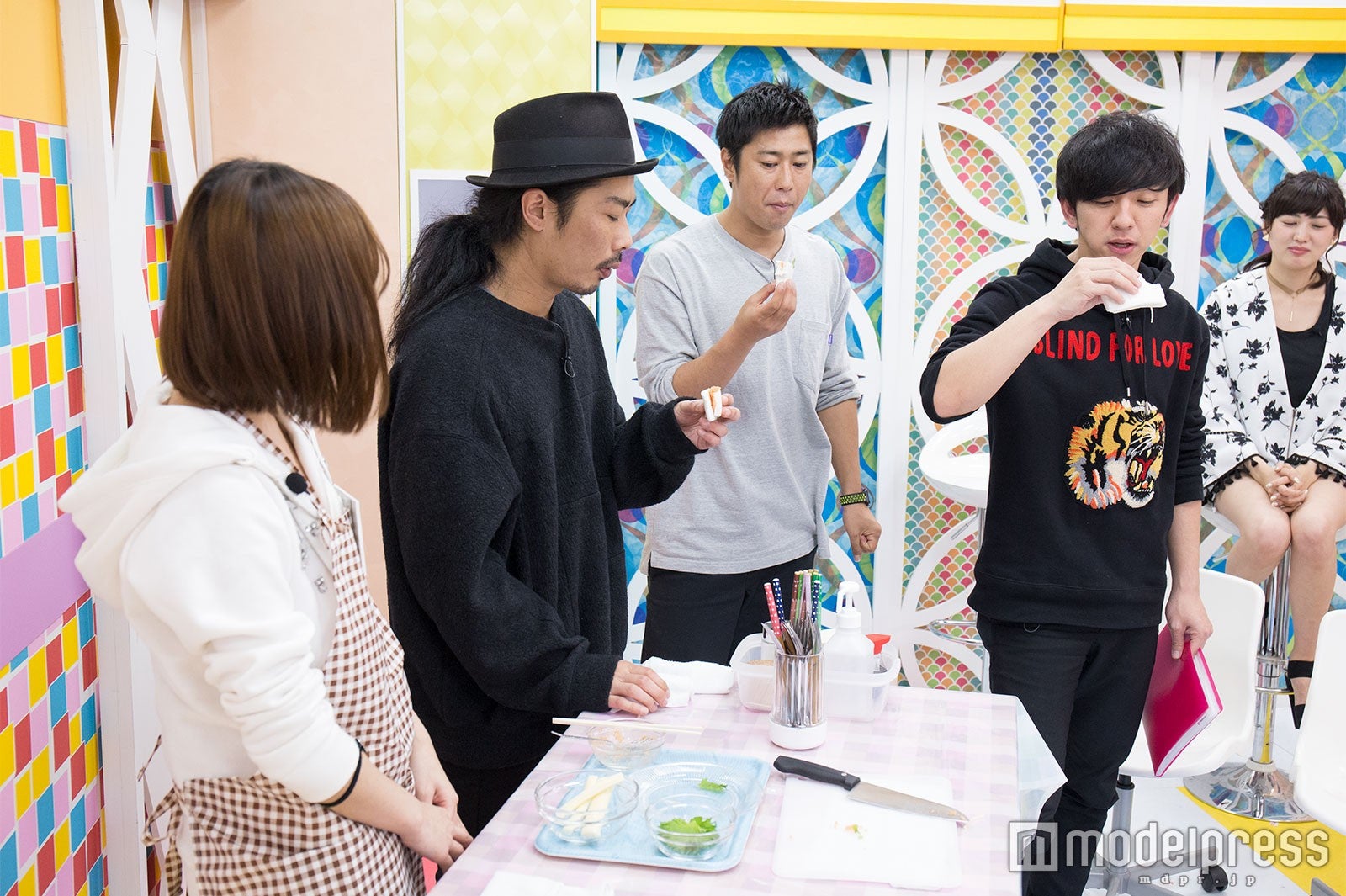 川井優沙、パンサーの試食の様子（C）モデルプレス