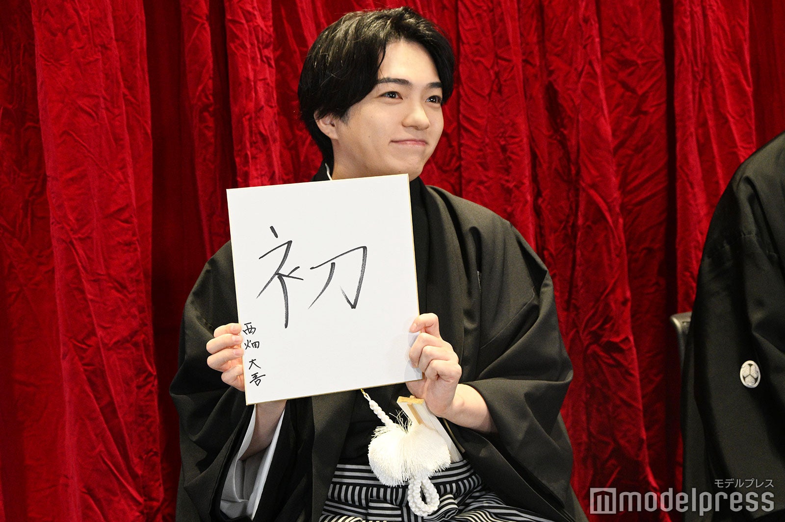 今年の漢字「初」を発表してはにかんだ西畑大吾（C）モデルプレス