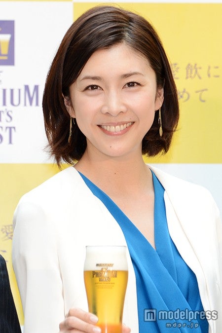 竹内結子、爽やかワンピで美脚披露