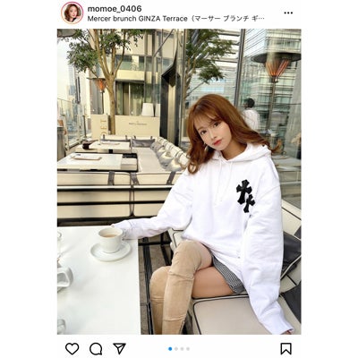 インスタグラマーのMOMOE、絶対領域がチラリと見えるパーカーコーデを