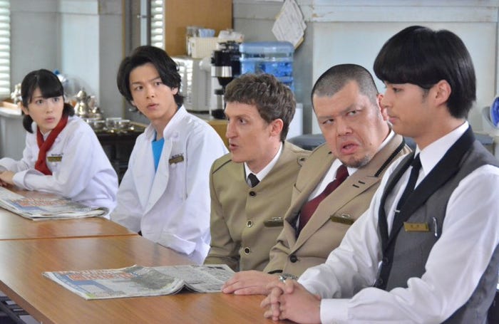 佐伯大地(右)/「崖っぷちホテル!」より(画像提供:所属事務所)