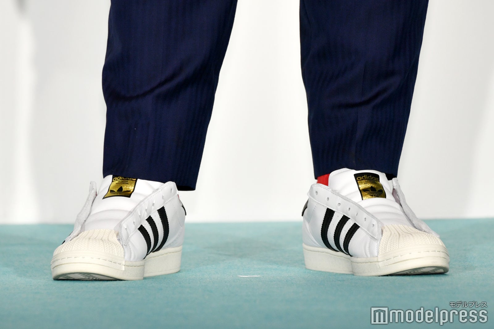 アントニーの足元（C）モデルプレス