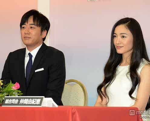 新婚・仲間由紀恵と結婚会見気分?安住アナ、2ショット登場で夫になりきり