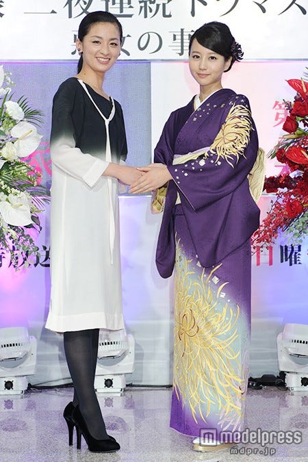 (左から)尾野真千子、堀北真希(C)テレビ朝日