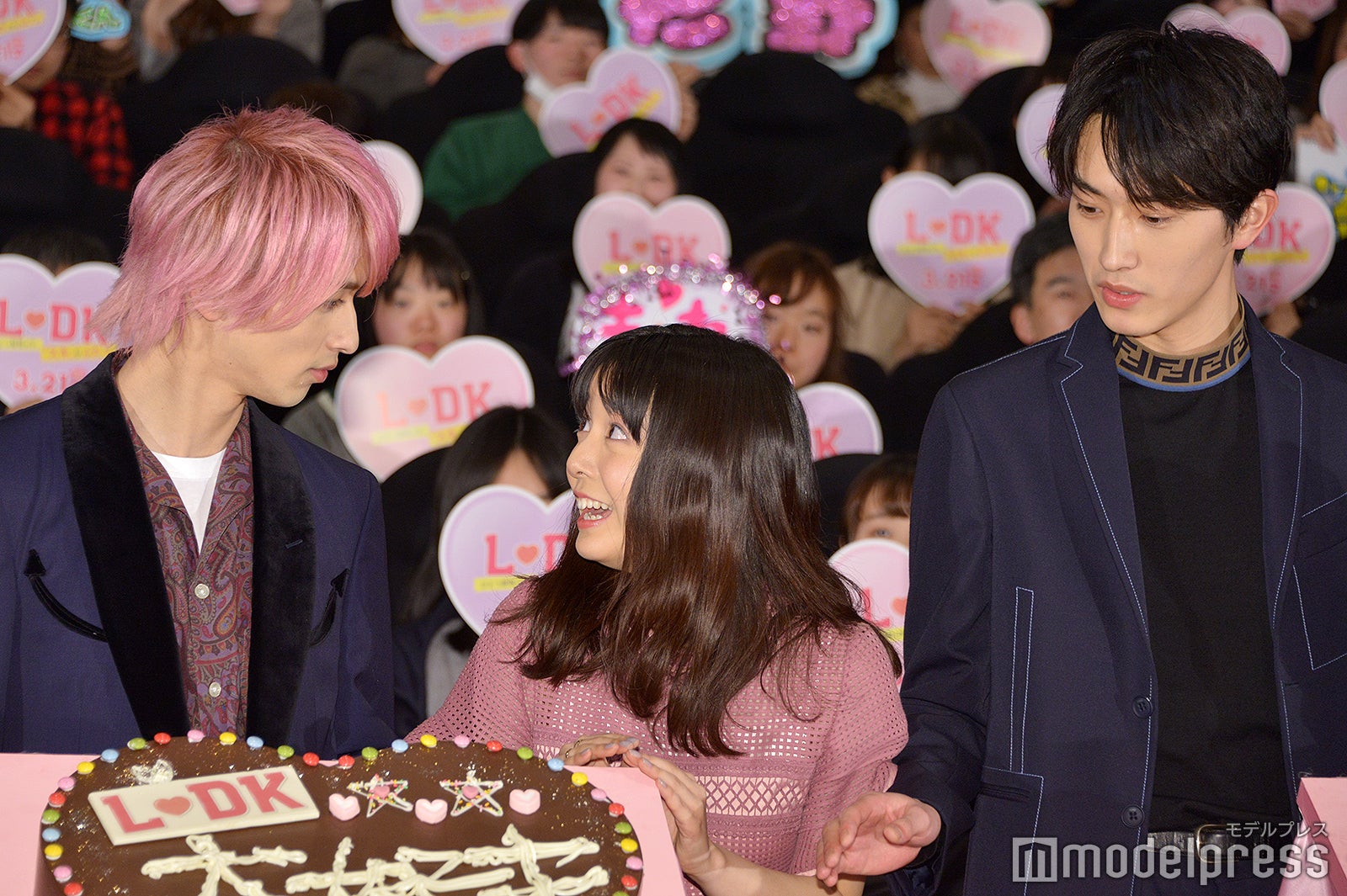 手をぶつけてしまった上白石萌音（中央）を心配する横浜流星（左）＆杉野遥亮（右）／（C）モデルプレス