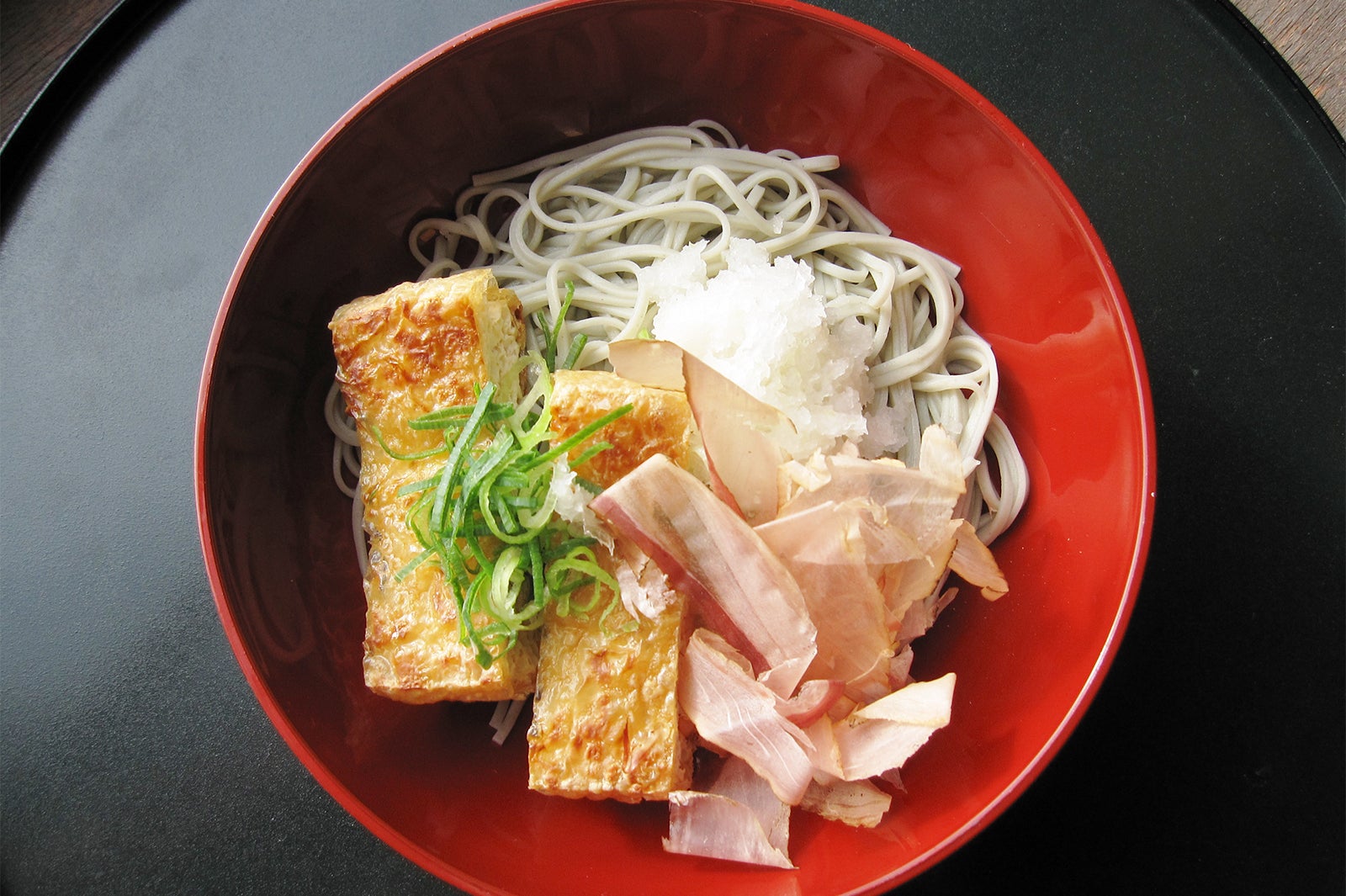 栃尾の油揚げ入りへぎそば／画像提供：日本アクセス