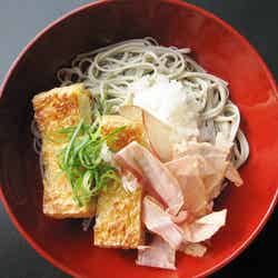 栃尾の油揚げ入りへぎそば/画像提供:日本アクセス