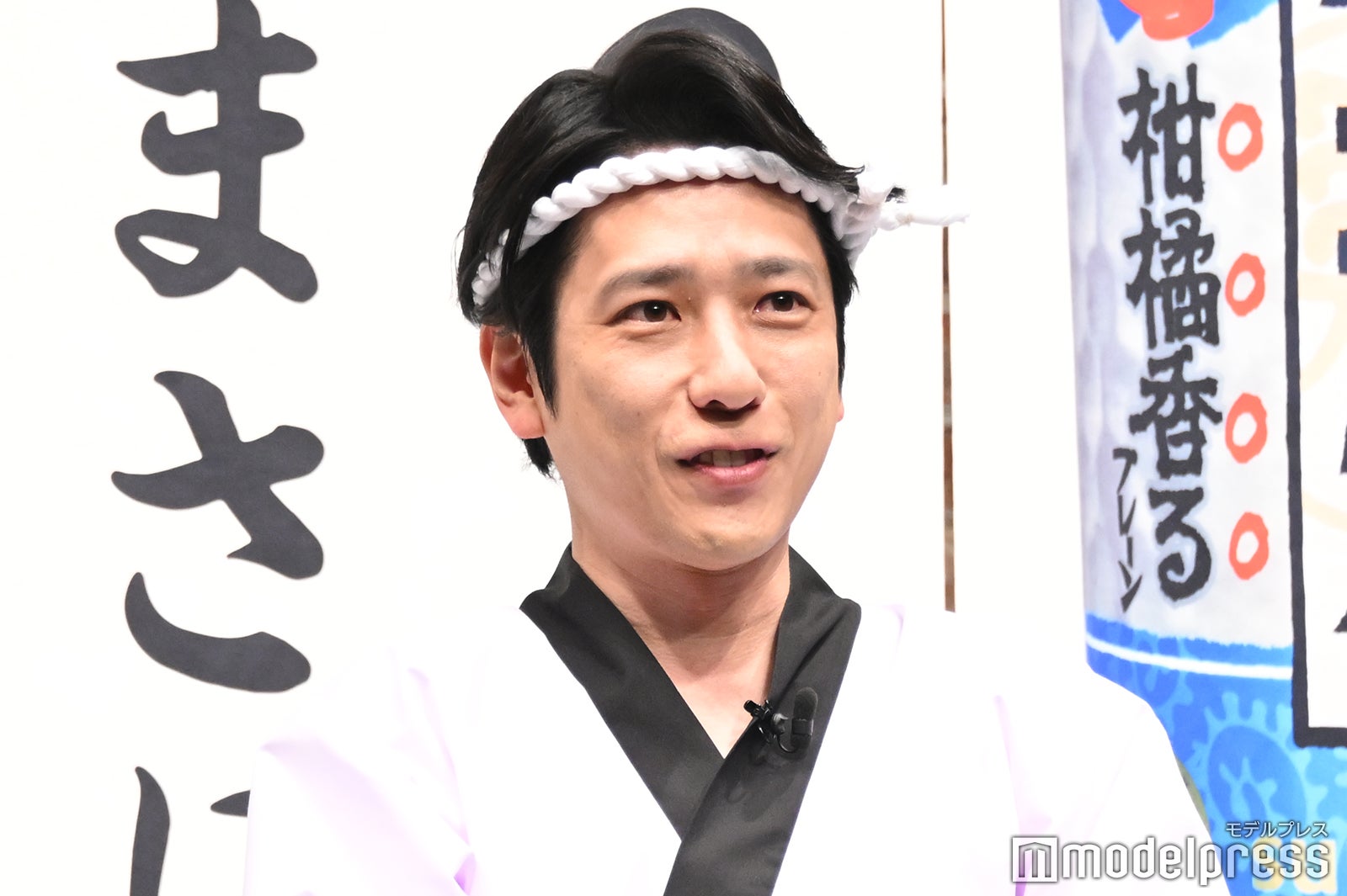 車内で“オン”の顔をする姿を再現中の二宮和也（C）モデルプレス