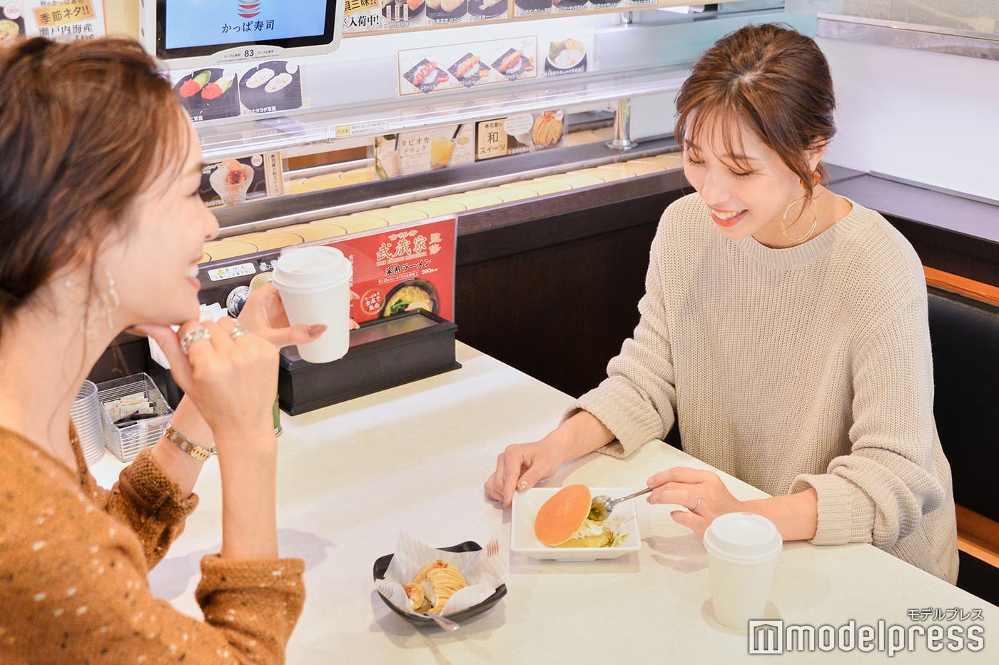 女子トークが止まらない (C)モデルプレス