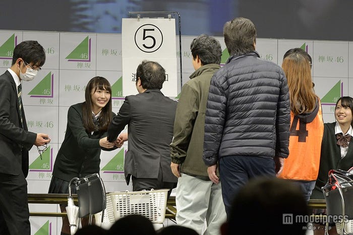 欅坂46/初めての握手会の模様
