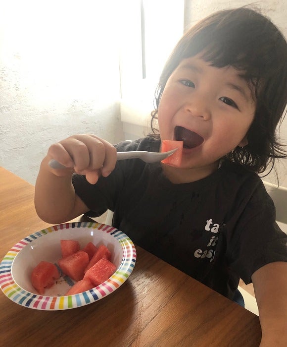 蛯原英里 スイカを食べる息子の姿にメロメロ たまらなく可愛い モデルプレス