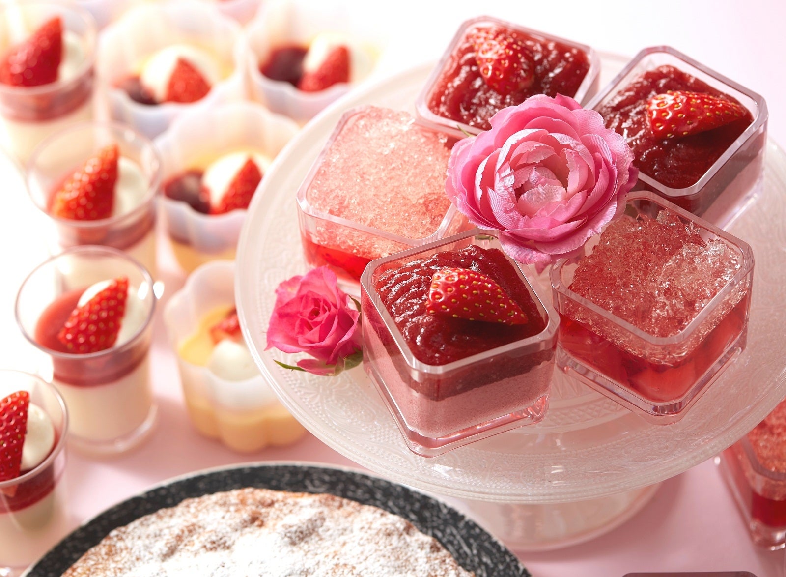 いちごジュレムース、いちごとレモンのゼリー（イメージ）／画像提供：株式会社プリンスホテル