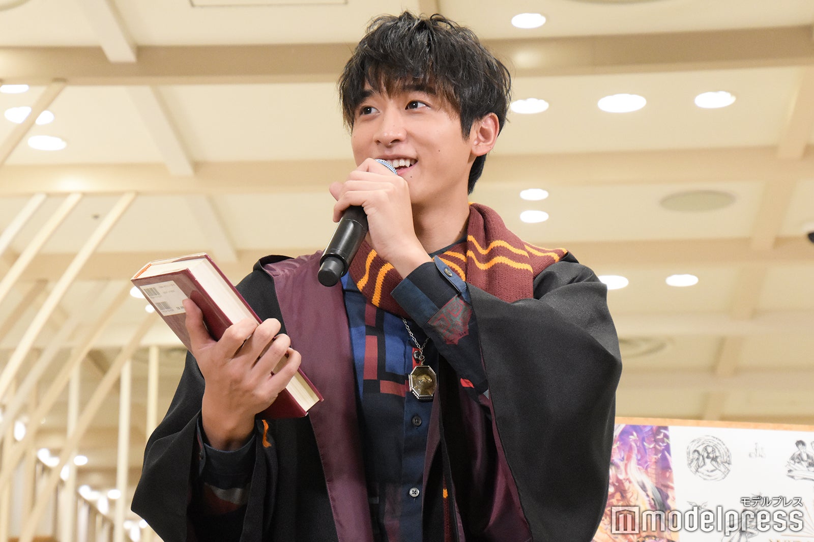 母親がルビを振ってくれた私物の本を紹介する小関裕太 （C）モデルプレス