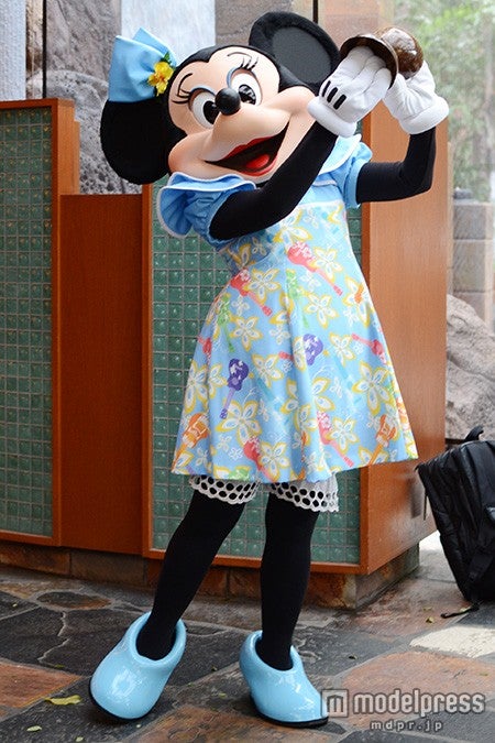 楽器の演奏も披露するミニー