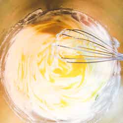 手順3：水切りしておいたヨーグルトと卵、砂糖、バターを入れ混ぜ合わせる／画像提供：柏原歩