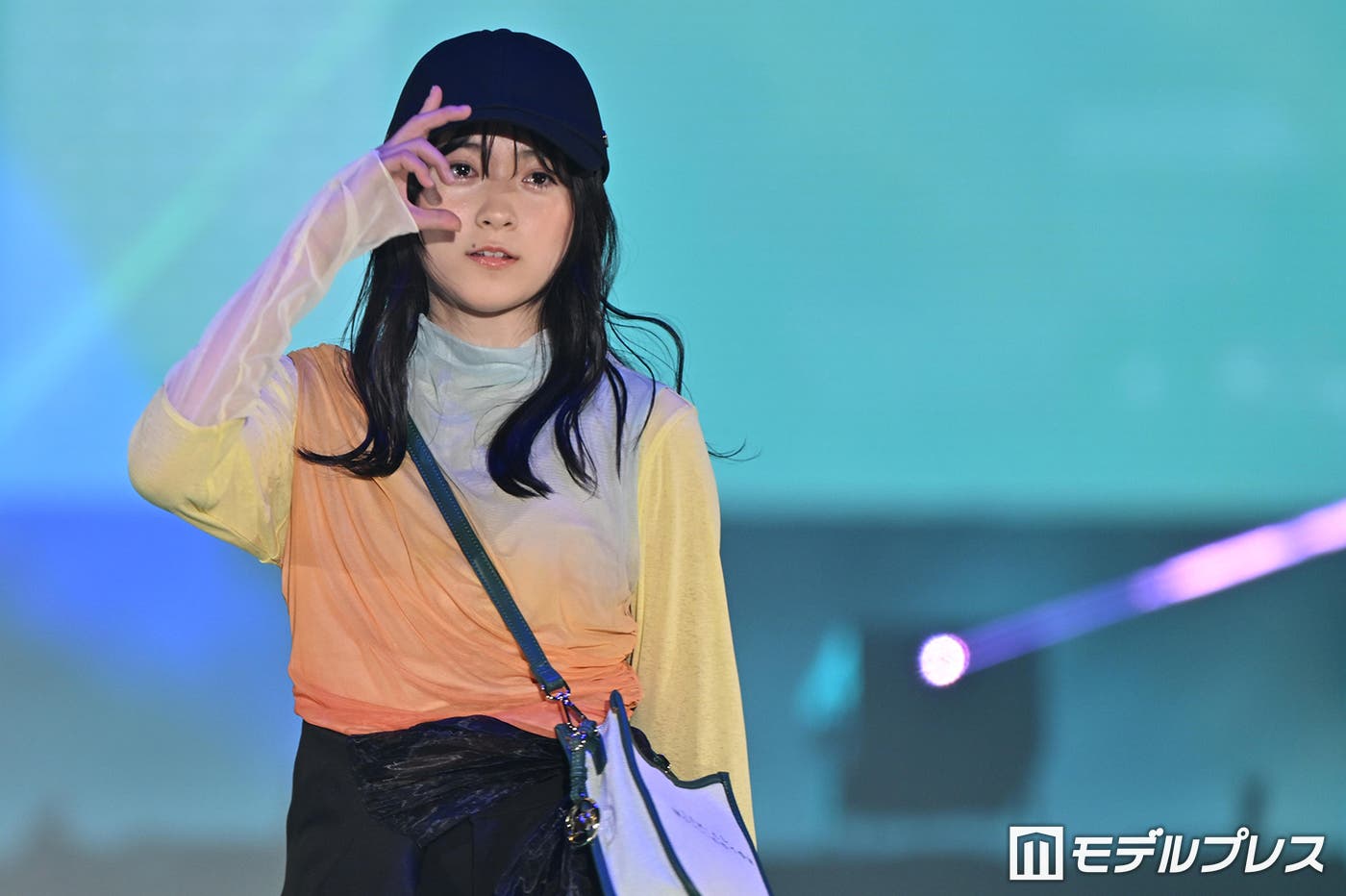 堀越麗禾、ミニスカから美脚際立つ 弟・勸玄との2ショット話題「スタイル異次元」「2人共大きくなった」 - モデルプレス