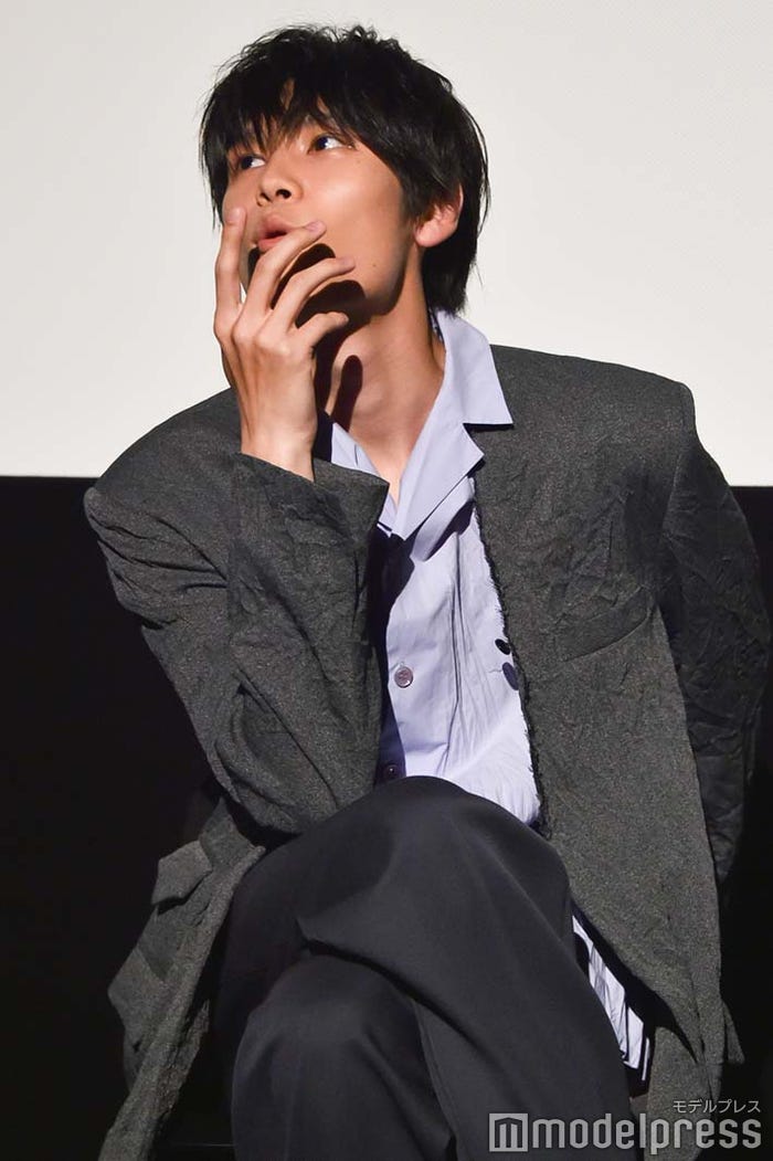 清居が桜を吹き飛ばす瞬間を再現する萩原利久 (C)モデルプレス