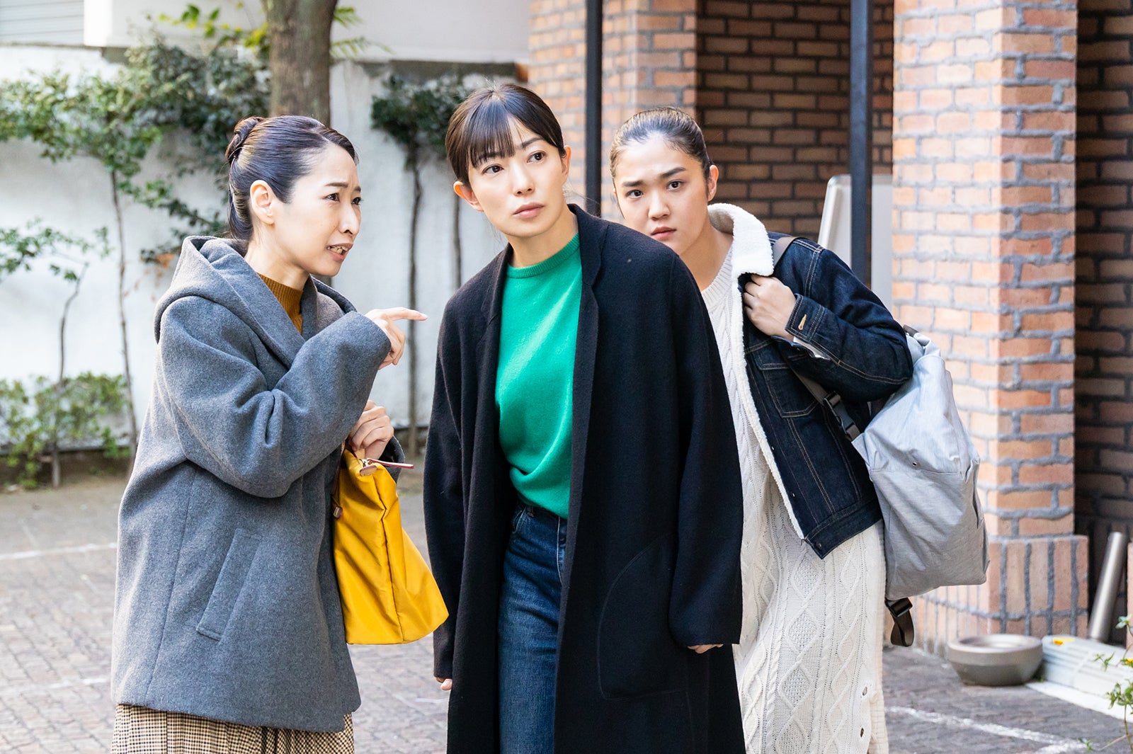 （真ん中）菅野美穂「ゆりあ先生の赤い糸」第6話より（C）テレビ朝日