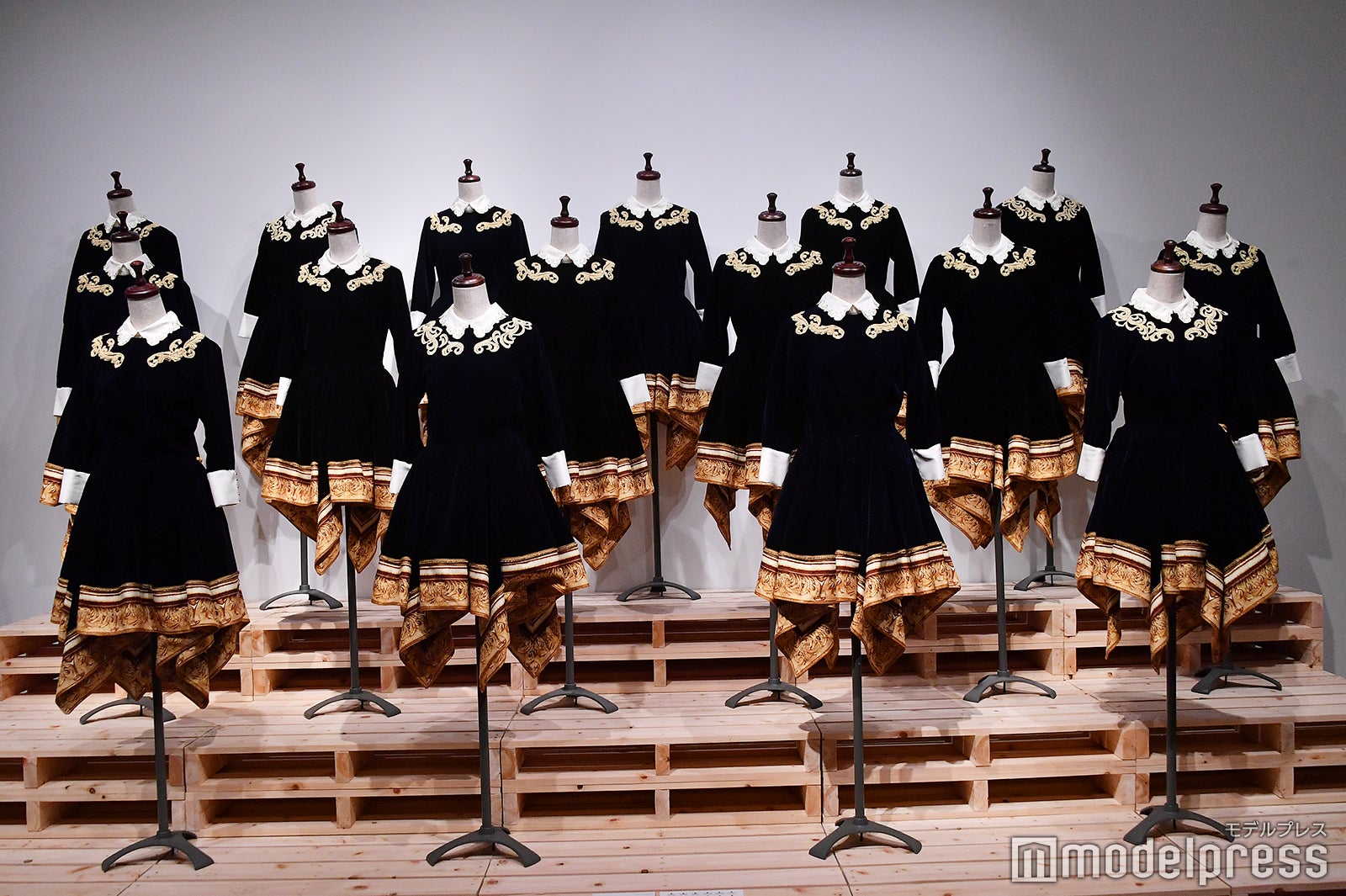 「2015 FNS歌謡祭」衣装／「乃木坂46 Artworks だいたいぜんぶ展」（C）モデルプレス
