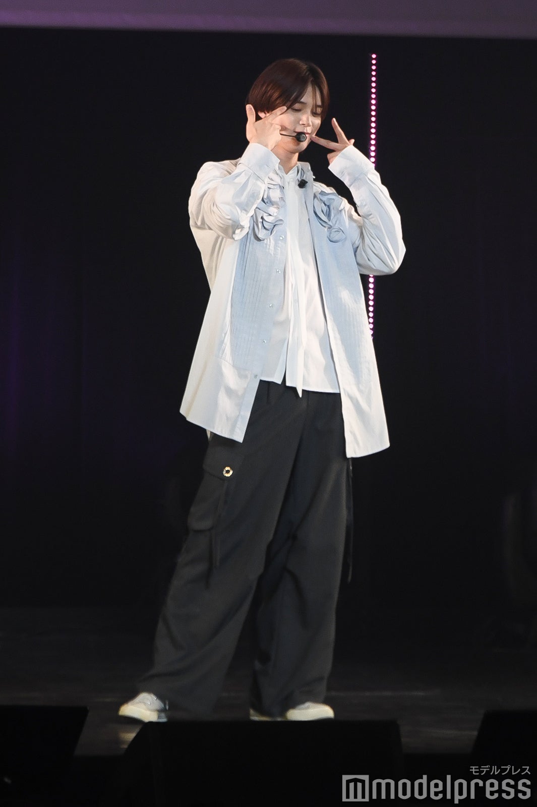 お茶目にKポーズをするK（C）モデルプレス