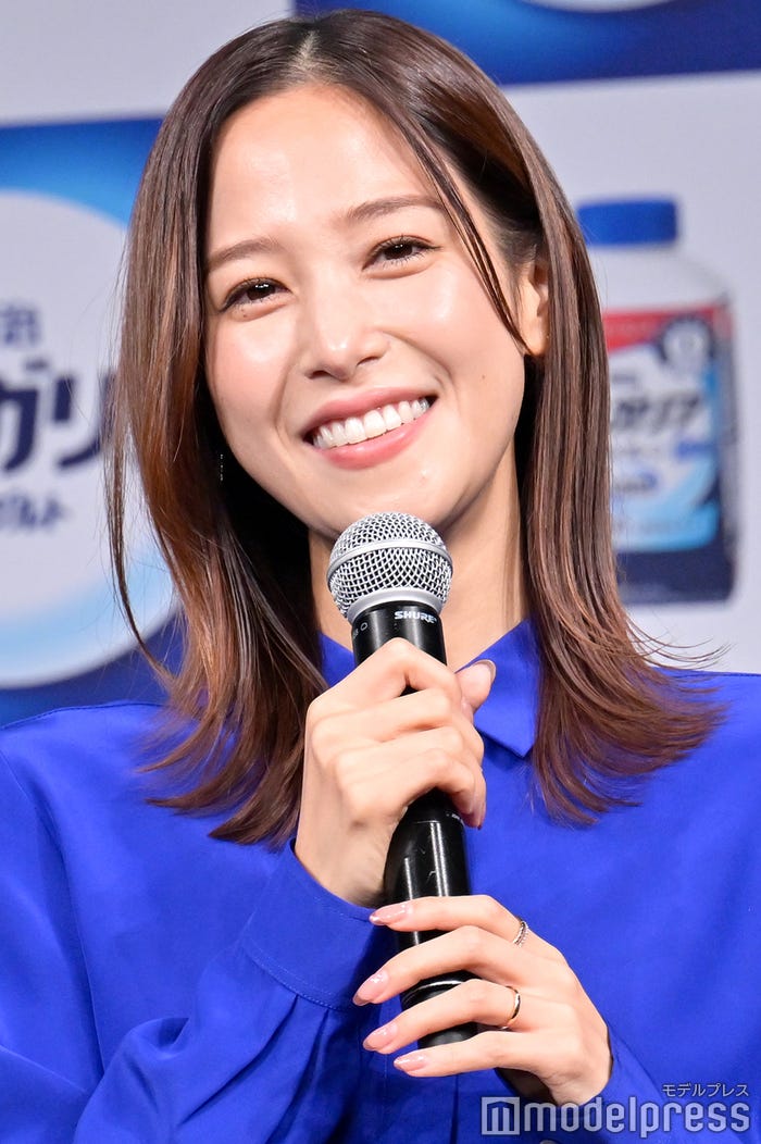 鷲見玲奈(C)モデルプレス