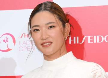 「股下80㎝位ありそう」人気女子ゴルファー ベガスでのオフショットに反響 「さすが姫」「身体柔らかい！」と反響