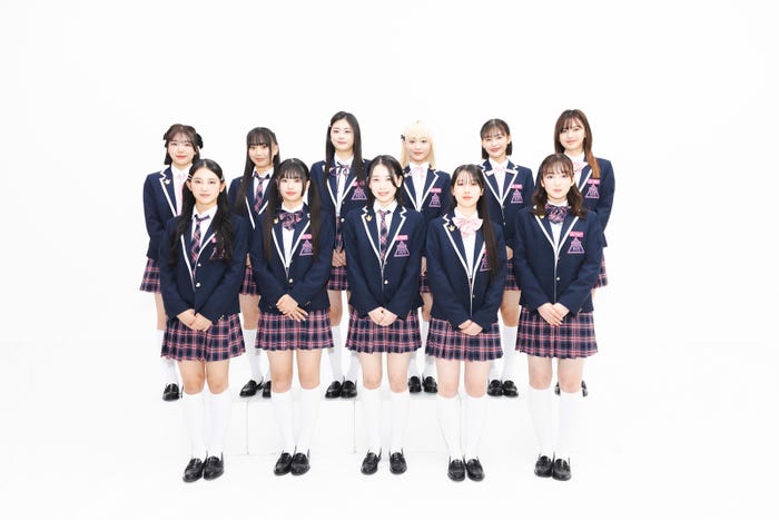 ME:I(前列左から)櫻井美羽、村上璃杏、笠原桃奈、高見文寧、山本すず(後列左から)海老原鼓、清水恵子、佐々木心菜、飯田栞月、石井蘭、加藤心(C)LAPONE Entertainment