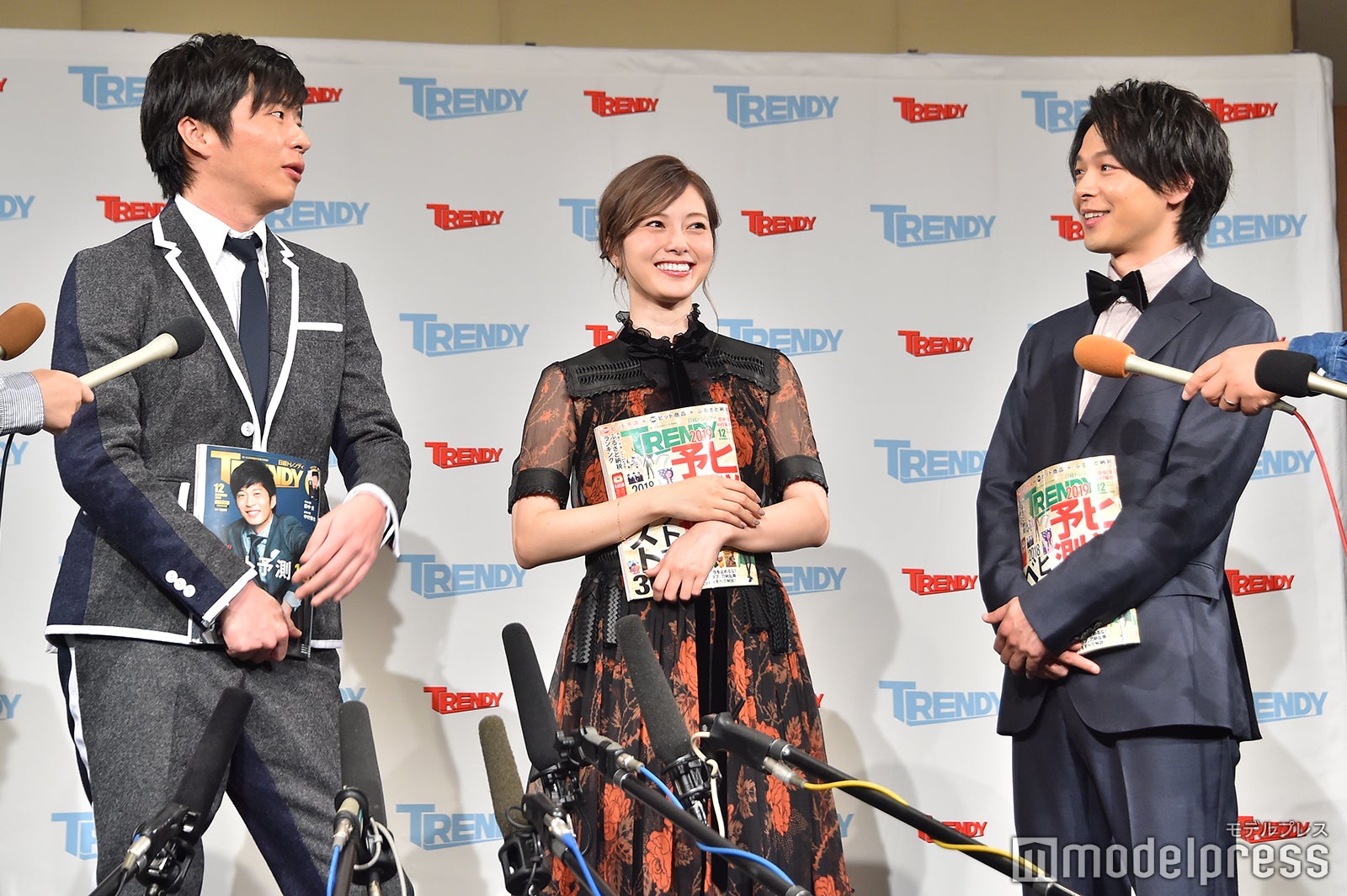 （左から）田中圭、白石麻衣、中村倫也（C）モデルプレス