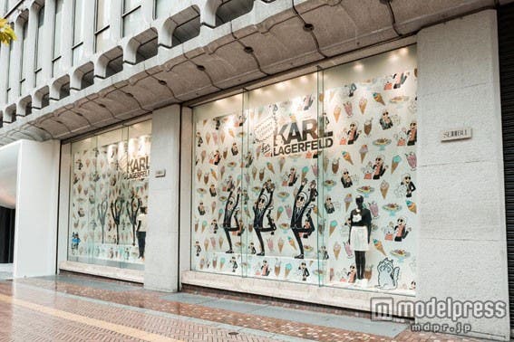 カール・ラガーフェルド×ティファニー・クーパーが西武渋谷店のウィンドウに登場!