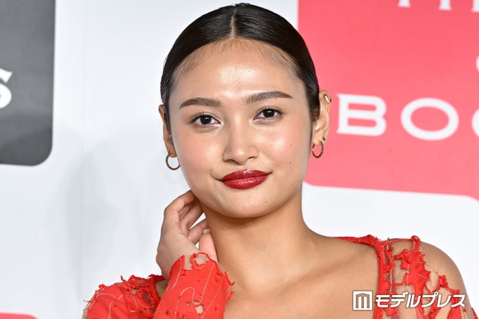 “驚異の10頭身”香川沙耶、美ボディ輝く大胆透けドレスで登場 ボディメイクの方法明かす＜SUERTE＞